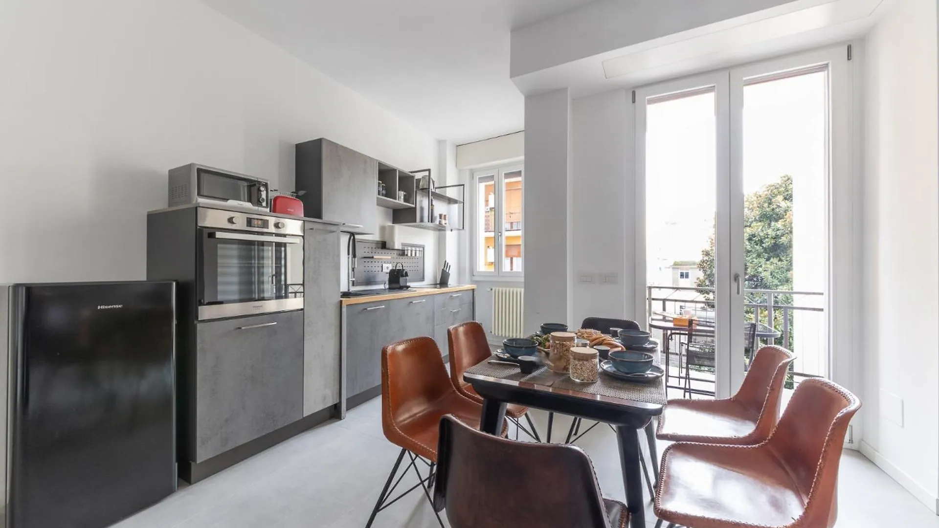 Modern And Comfortable Apartment In Cenisio Area Milan