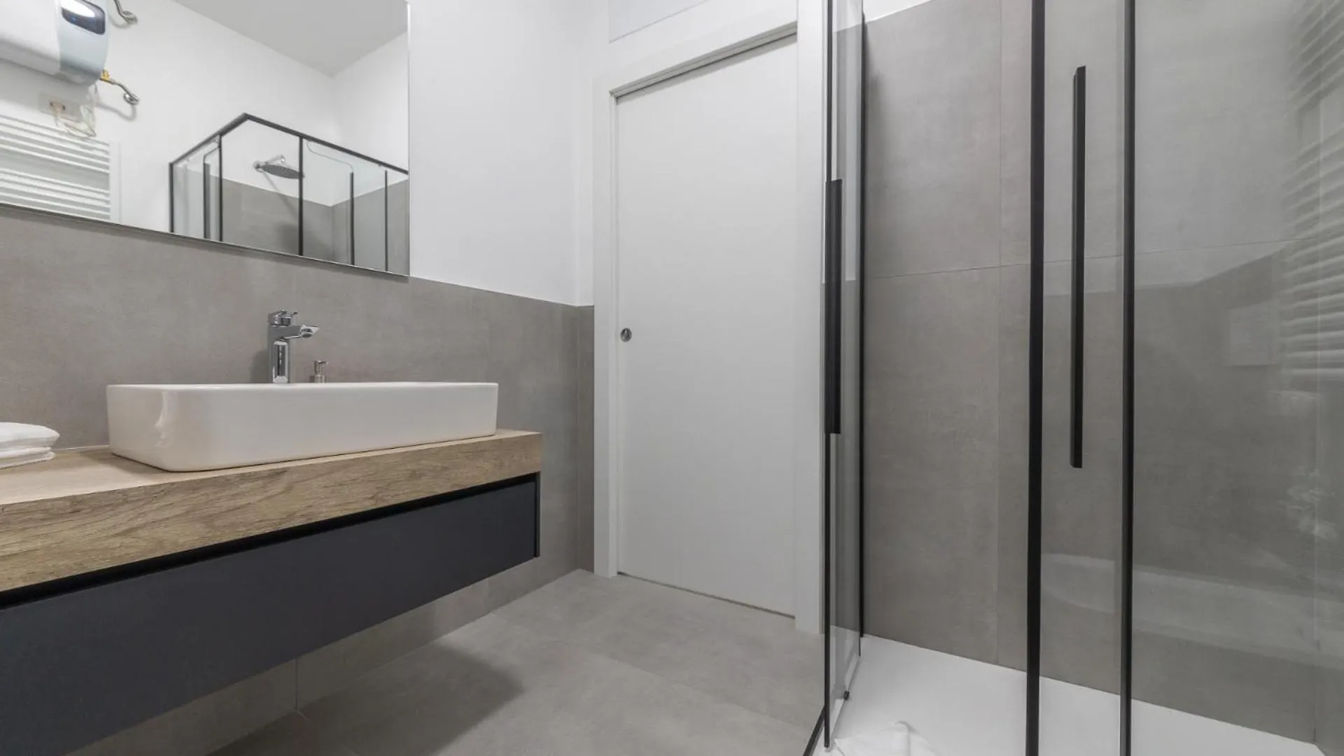 Modern And Comfortable Apartment In Cenisio Area Milan Italy