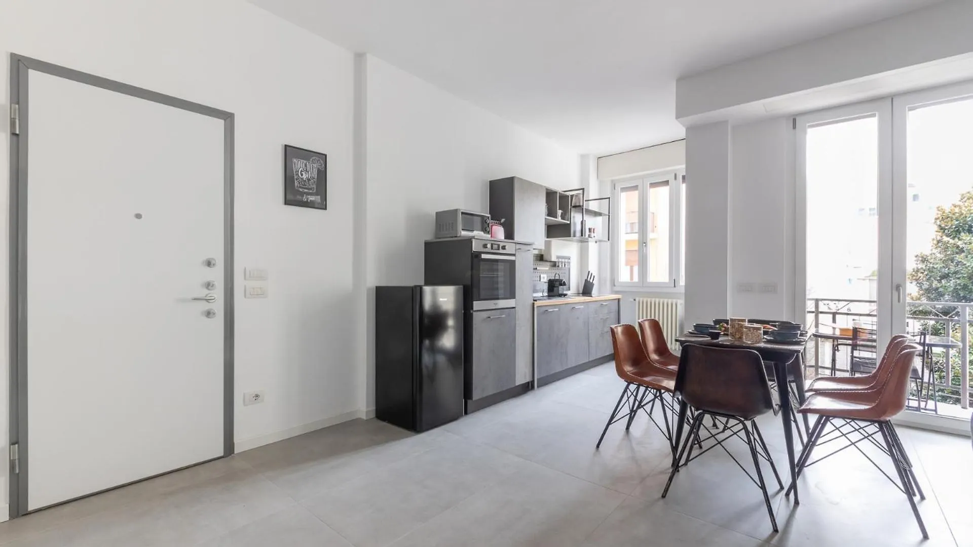 Modern And Comfortable Apartment In Cenisio Area Milan
