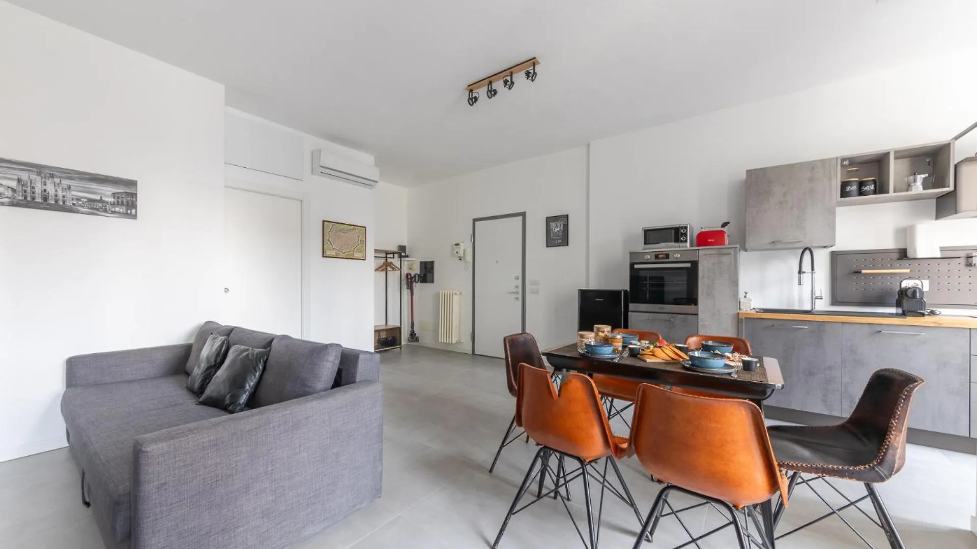 Modern And Comfortable Apartment In Cenisio Area Milan