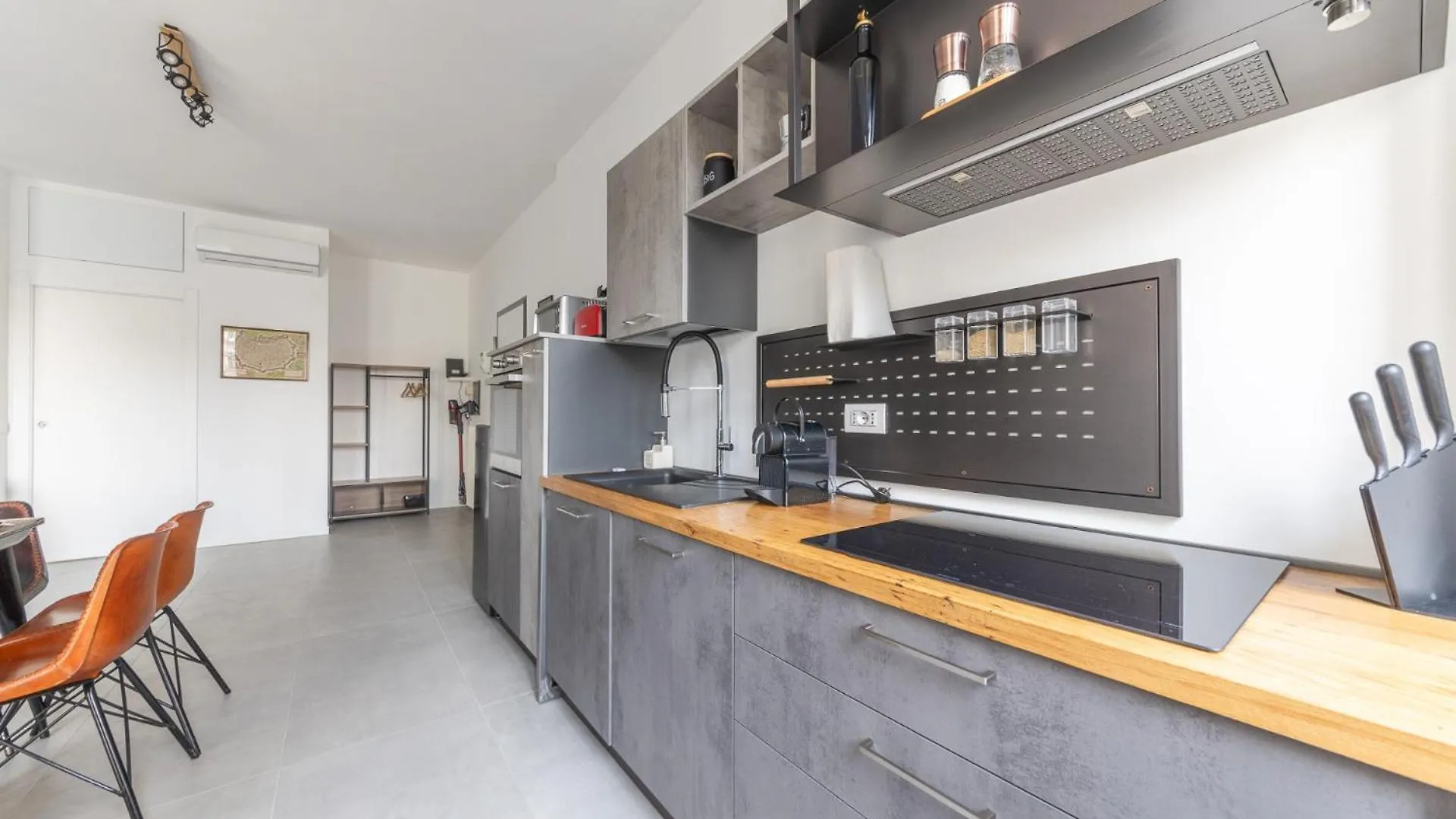 Modern And Comfortable Apartment In Cenisio Area Milan