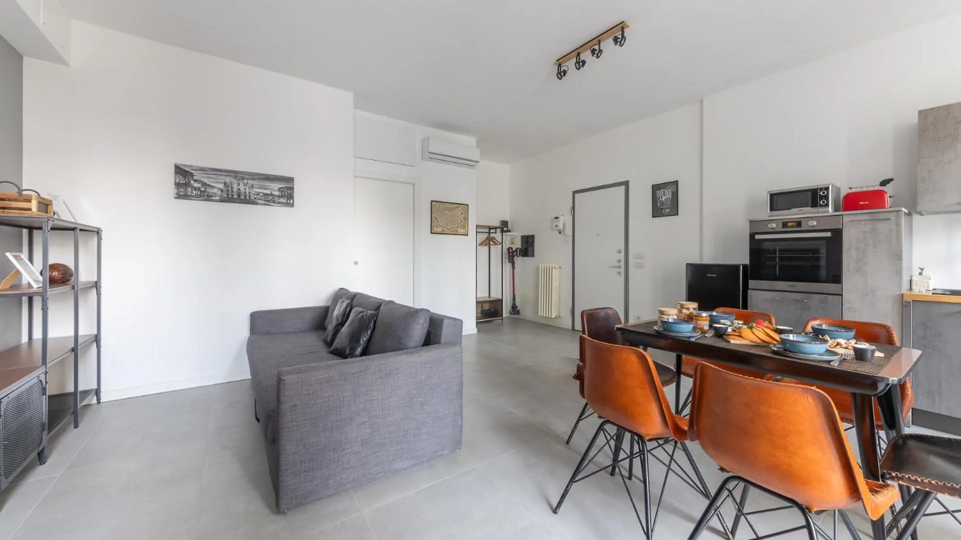 Modern And Comfortable Apartment In Cenisio Area Milan